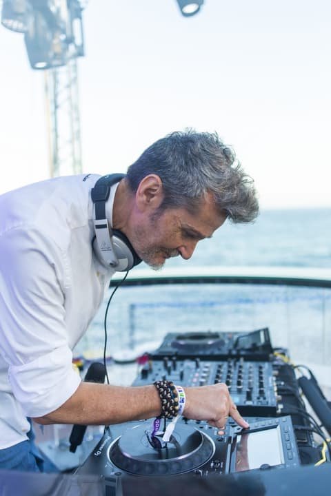 Fernandisco mezclando en directo en un evento corporativo en Madrid